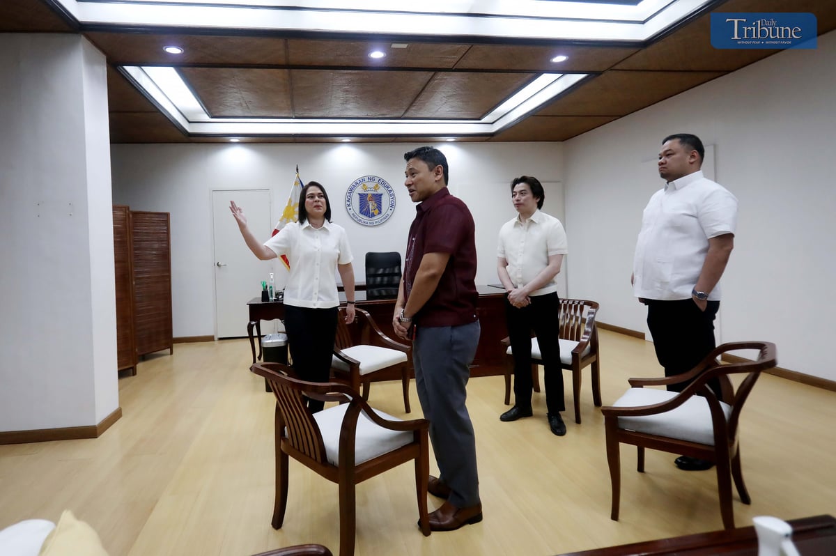 VP SARA SHOWS TO ANGARA HIS OFFICE